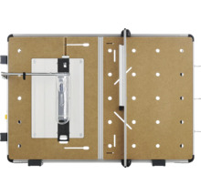 Multifunctionele werkbank van MDF met gatenplaat, geleiderails en aluminium frame van bovenaf gezien.