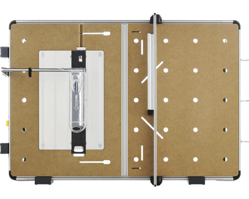 Multifunctionele werkbank van MDF met gatenplaat, geleiderails en aluminium frame van bovenaf gezien.