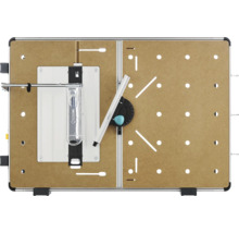 Bovenaanzicht van een multifunctionele machinetafel met gatenplaat, geleiderails, verstekaanslag en zaagbladbescherming.