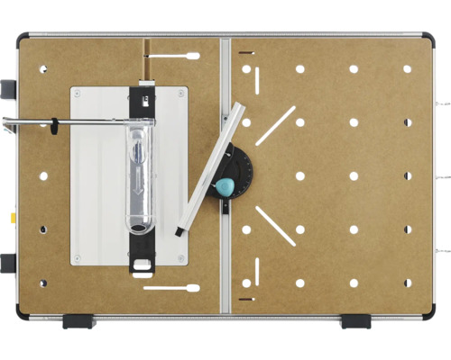 Bovenaanzicht van een multifunctionele machinetafel met gatenplaat, geleiderails, verstekaanslag en zaagbladbescherming.