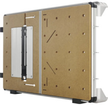 Machinetafel met geperforeerd houten werkblad en geïntegreerde montageplaat voor stationair elektrisch gereedschap.