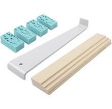 Laminaatlegset bestaande uit een grijs metalen aanslagijzer, een lichtbruin houten aanslagblok en turquoise kunststof afstandshouders.