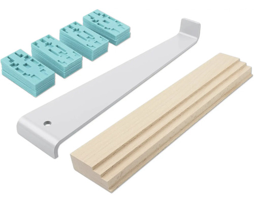 Laminaatlegset bestaande uit een grijs metalen aanslagijzer, een lichtbruin houten aanslagblok en turquoise kunststof afstandshouders.