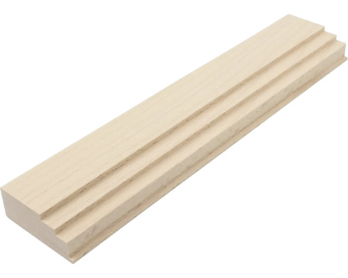 Driestaps profiellijst van licht massief hout.
