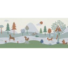 Geïllustreerd kinderbehang met bosdieren zoals hert, vos en eekhoorn voor een berglandschap met bomen en fiets.