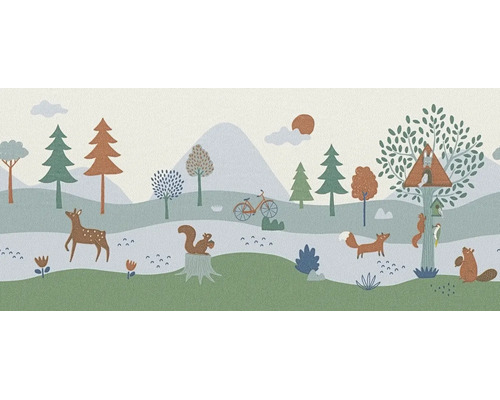 Geïllustreerd kinderbehang met bosdieren zoals hert, vos en eekhoorn voor een berglandschap met bomen en fiets.