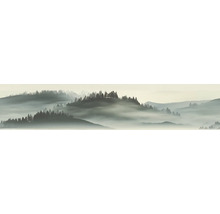 Panoramisch behang met een mistig boslandschap, glooiende heuvels en naaldbomen gehuld in mist.