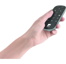 Hand houdt een EGLO afstandsbediening vast