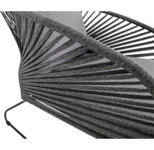 Close-up van een fauteuil met kussens