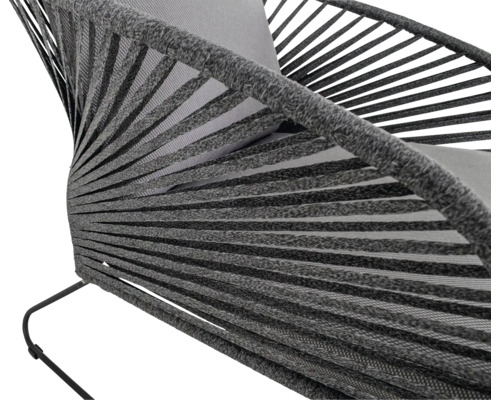 Close-up van een fauteuil met kussens