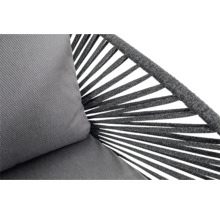 Detailweergave van een fauteuil met kussens en touwbespanning