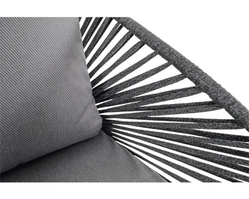 Detailweergave van een fauteuil met kussens en touwbespanning