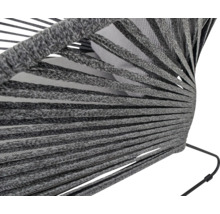 Close-up van een fauteuil met gevlochten zitting en kussens