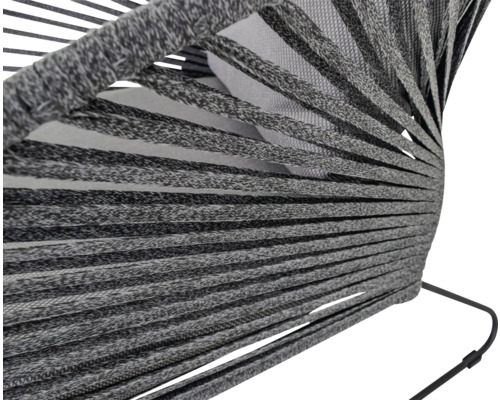 Close-up van een fauteuil met gevlochten zitting en kussens