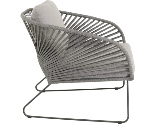 Grijze fauteuil met kussens en metalen frame