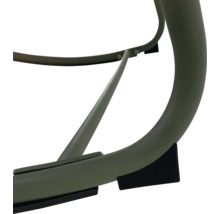 Detailopname van een meubelstuk met metalen frame en vloerglijders