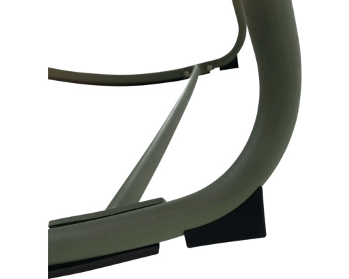 Detailopname van een meubelstuk met metalen frame en vloerglijders