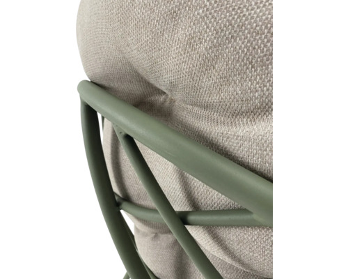 Detail van een stoel met stoffen bekleding en metalen frame