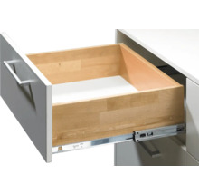 Geopende houten lade met metalen handgreep