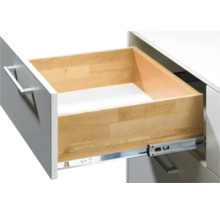 Open houten lade met metalen rails