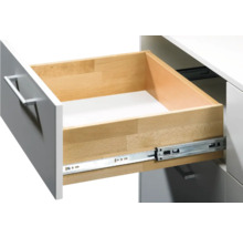 Uitgetrokken houten lade met metalen rails