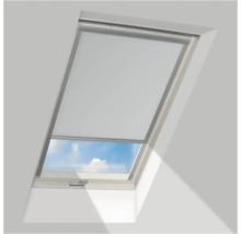 Lichtgrijs rolgordijn voor een dakraam, gedeeltelijk gesloten, met zicht op de blauwe lucht.