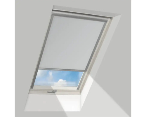 Lichtgrijs rolgordijn voor een dakraam, gedeeltelijk gesloten, met zicht op de blauwe lucht.