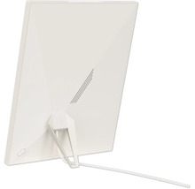 Achteraanzicht van een moderne daglichtlamp met een gefacetteerde achterkant, geïntegreerde standaard en stroomkabel.