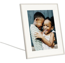 Digitale fotolijst met een foto van twee lachende kinderen die elkaar omhelzen.