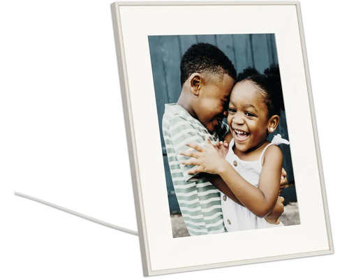 Digitale fotolijst met een foto van twee lachende kinderen die elkaar omhelzen.
