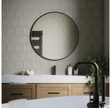 Moderne badkamer met wastafel, ronde spiegel en tegels