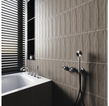 Moderne badkamer met ligbad, kranen, planken en langwerpige wandtegels