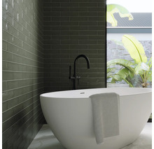 Moderne badkamer met groene tegels, vrijstaand bad en zwarte kraan