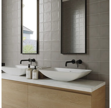 Moderne badkamer met dubbele wastafel, kranen, spiegels en grijze wandtegels