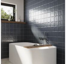 Badkamer met bad en wandtegels