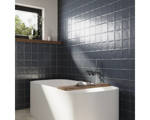 Badkamer met bad en wandtegels