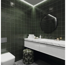 Moderne badkamer met groene tegels, wastafelmeubel met marmeren blad, ronde spiegel en toilet
