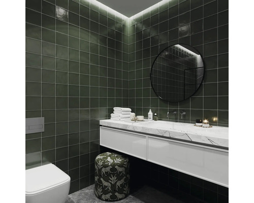 Moderne badkamer met groene tegels, wastafelmeubel met marmeren blad, ronde spiegel en toilet
