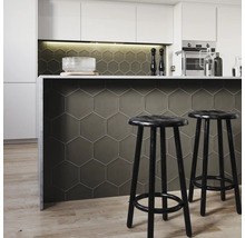 Moderne keuken met zeshoekige tegels, keukentafel en barkrukken.