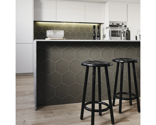 Moderne keuken met zeshoekige tegels, keukentafel en barkrukken.