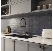 Keukenscène met gootsteen, kraan, tegels en keukengerei