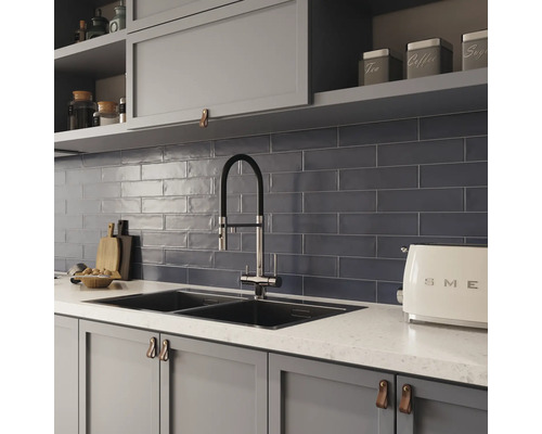 Keukenscène met gootsteen, kraan, tegels en keukengerei