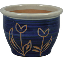 Blauwe keramische bloempot met bloemmotief