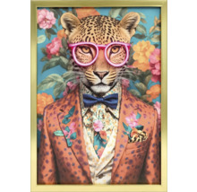Ingelijste afbeelding van een luipaard met bril, vlinderdas en jasje tegen een bloemige achtergrond