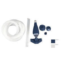 Zwembadreinigingsset bestaande uit een witte slang, aluminium telescopische stelen, bodemzuiger met borstels, transparant vuilreservoir en adapters.