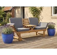 Tuinbank voor twee personen met tafel en wielen op een terras