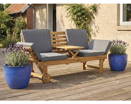 Tuinbank voor twee personen met tafel en wielen op een terras