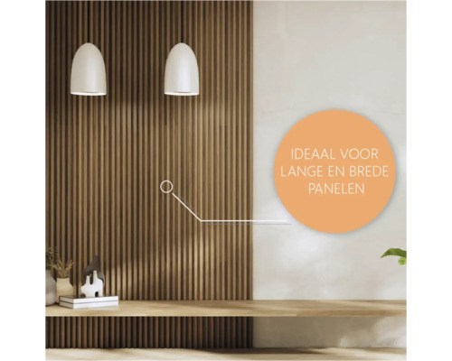 Kamerdecoratie met houten panelen, hanglampen en decoratie op een plank