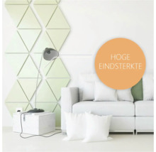 Woonkamer met bank, lamp en driehoekige wandpanelen