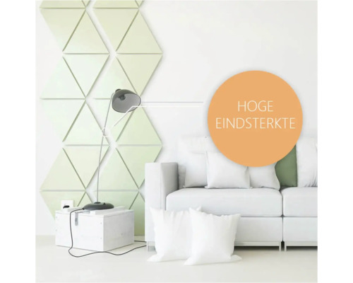 Woonkamer met bank, lamp en driehoekige wandpanelen